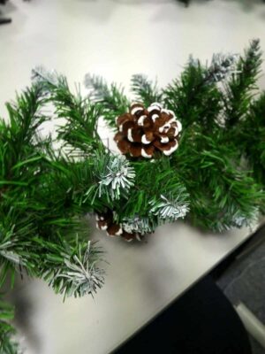 Ghirlanda artificiala impodobita cu conuri