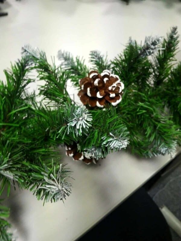 Ghirlanda artificiala impodobita cu conuri