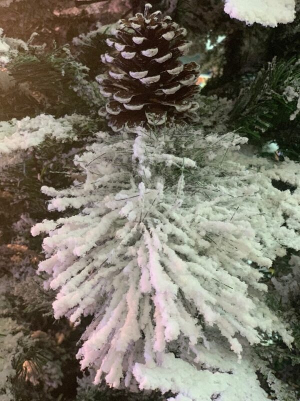 Brad artificial Imperial cu zapada si conuri  270 cm