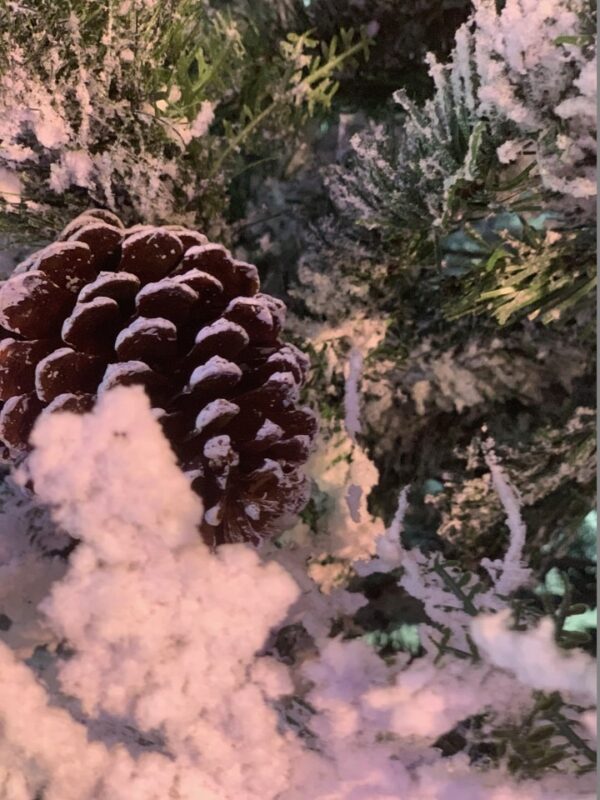 Brad artificial Imperial cu zapada si conuri  270 cm